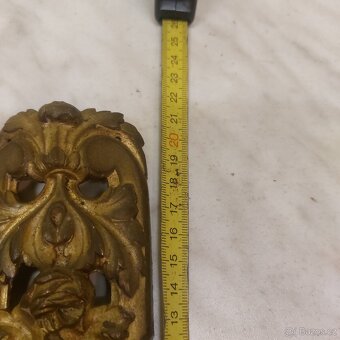 Staré mosazné ozdoby na skříň. - 2