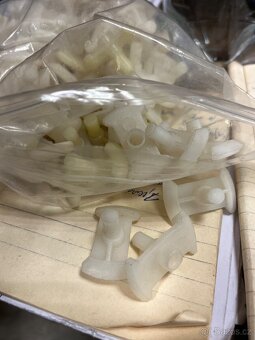 Fiat 850, 125 úchyty prahových lišt - 2