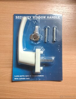 Bílá uzamykatelná okenní klika se zámkem 2 kusy - 2