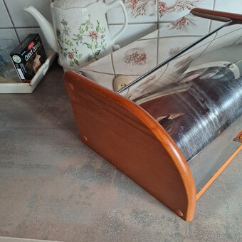 Chlebovka a stojan na noviny - 2