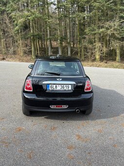Mini Cooper 1.6 benzín, rok 2011 top stav, krásná historie - 2