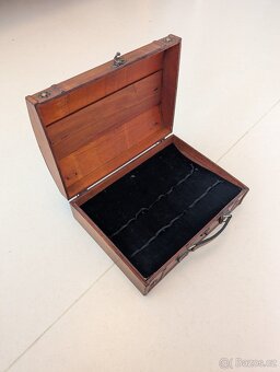 Dřevěná truhla. - 2