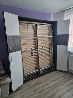 Vestavěná postel ve skříni - 2