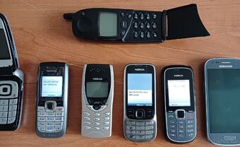 Prodám sbírku telefonů Nokia a 1x Samsung - 2