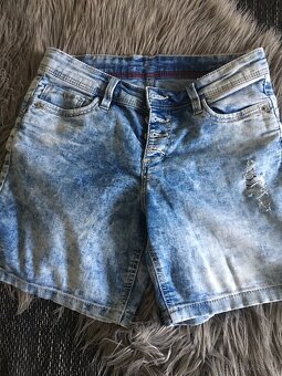 Džínové kraťasy zn.H&M vel.38 - 2