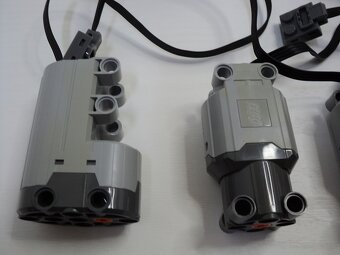 Lego Technic motorová sada ze setu 9398 - 2