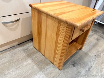 Dřevěný noční stolek - 2
