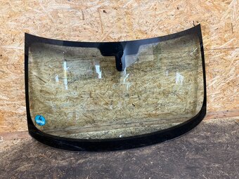 ČELNÍ OKNO AUDI A1 2012 - 2