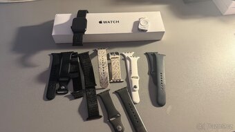 Apple Watch SE + příslušenství - 2