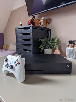 XBOX One X s ovladačem a kabelem SUPER STAV - 2