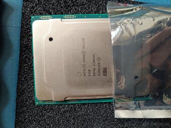 Intel Xeon Silver 4210, 2.2 GHz (16000 Kč) - 2