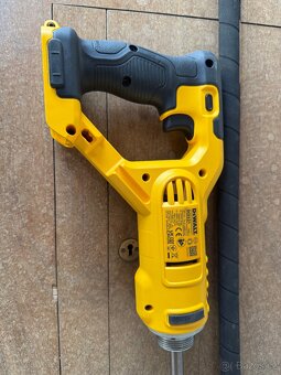 DeWalt aku ponorný vibrátor na beton - 2
