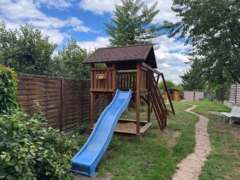 Dětský domek se skluzavkou , pískovištěm a houpačkami - 2