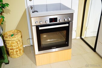 Nerezový vestavný sporák Bosch HEB73D352, vyjížděcí dveře - 2