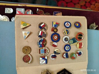 Prodám  velkou sbirku odznaků - 2
