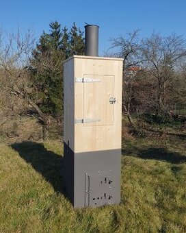 Dřevěná udírna s integrovaným topeništěm - 2