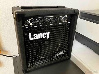 Elektrická kytara s bohatým příslušenstvím - 2