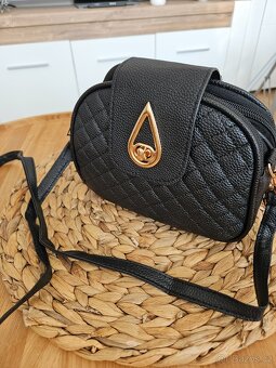 Krásná nová kabelka, tři oddělené kapsy - 2