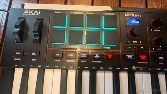 Midi klávesy AKAI MPK mini IV - 2