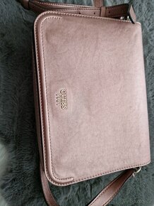 GUESS Crossbody růžová kabelka, jako nová + dustbag - 2