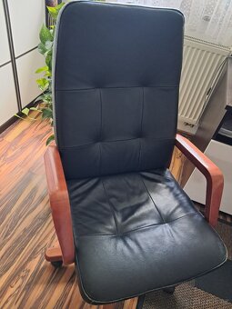 Pracovní stůl, židle, knihovna - 2