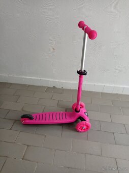 Dětská trojkoloběžka s LED kolečky, výškově nastavitelná - 2