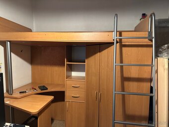 Poschodovoá posteľ s písacím stolom a skrinkou. - 2