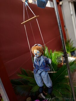 REZERVOVÁNO. Retro loutka-klaun na houpačce - 2