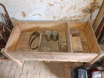 staré kuchyňské dřevěné moučnice truhly uhlák nůše síto aj. - 2