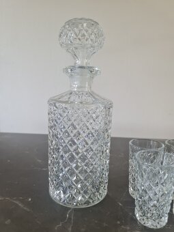 Karafa se šesti sklenkami - 2