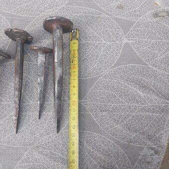 Staré kované hřeby a skoby. - 2