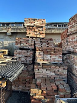 Pískovec, cihly, dřevo, palety - 2