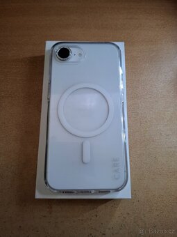 Zánovní iPhone 16e 128 GB bílý + příslušenství - 2