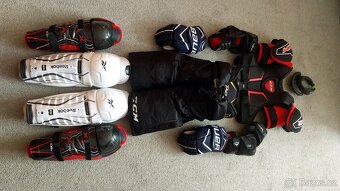 Hokejová výstroj  160-170 velmi pěkný stav - 2