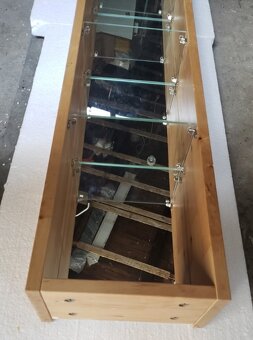 Uzka vysoka skrinka se zrcadlem a policemi - 2