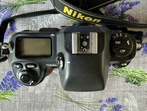 Kinofilmová zrcadlovka Nikon F100 - 2