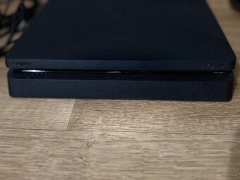 PlayStation 4 slim - 2
