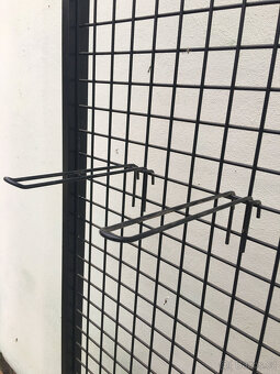 Prodejní stojan kovový - síť s háčky - 2