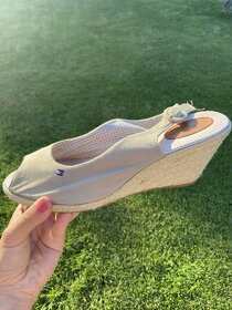 Krásné sandály Tommy Hilfiger na platforme (39) - 2