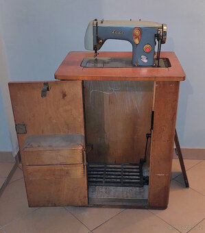 šicí stroj skříňový Lada - 2