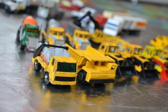 Autíčka Matchbox a další - 2