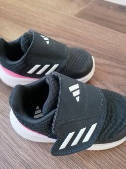 Dívčí boty Adidas. - 2
