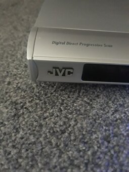 DVD  PŘEHRAVAČ  ZN.  JVC  220  V.  S  OVLADAČEM - 2