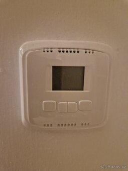 Bílé týdenní spínací hodiny 3292A-A20200 B s displejem - 2