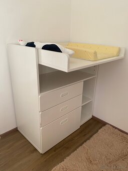 Přebalovací stůl a dětská postýlka - 2