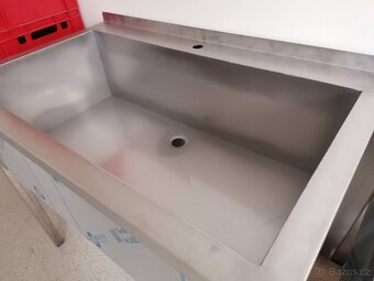 Nerezový stůl s velkým dřezem - 2