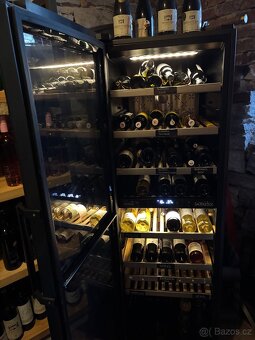 Vinoteka MIDEA na 193 lahví - 2