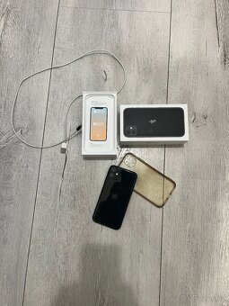 Apple iPhone 11 (128 GB) v černé barvě - 2