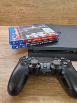 Ps4 slim + 2 ovladače + 2 hry - 2