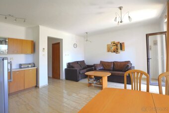 Zařízený apartmán 3+kk s verandou a výhledem na bazén - 2